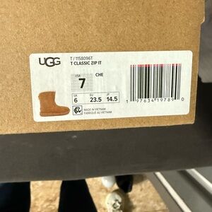 UGG Australia Toddler Classic Zip It Boots Size 7 in chestnut
